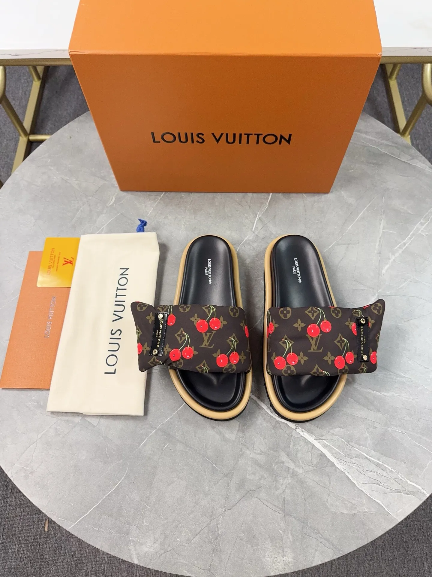 👟👟Ex-factory price 360👟👟 LV Donkey Brand L Family 2025 Hot Style Embossed Logo Embossed Sandals This Pool Pillow Comfort flat sandals are made of technical fabrics and use high-frequency embossing technology to reinterpret the Monogram pattern. Soft padded upper with adjustable Velcro, comfortable and tough insole adds harmonious colors ▪️Fabric: Original customized technical fabric ▪️Lining: soft sheepskin lining ▪️Sole: Original open-molded rubber foam outsole ▪️Size: 35-45